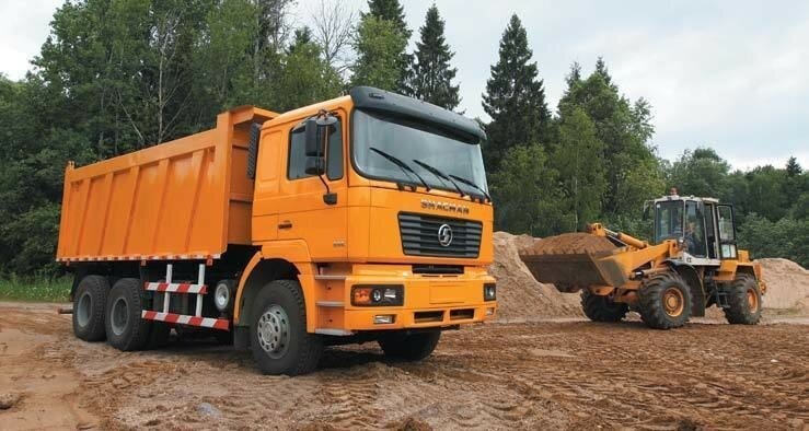 Самосвал на строительной площадке: перевозка сыпучих материалов и грунта.
