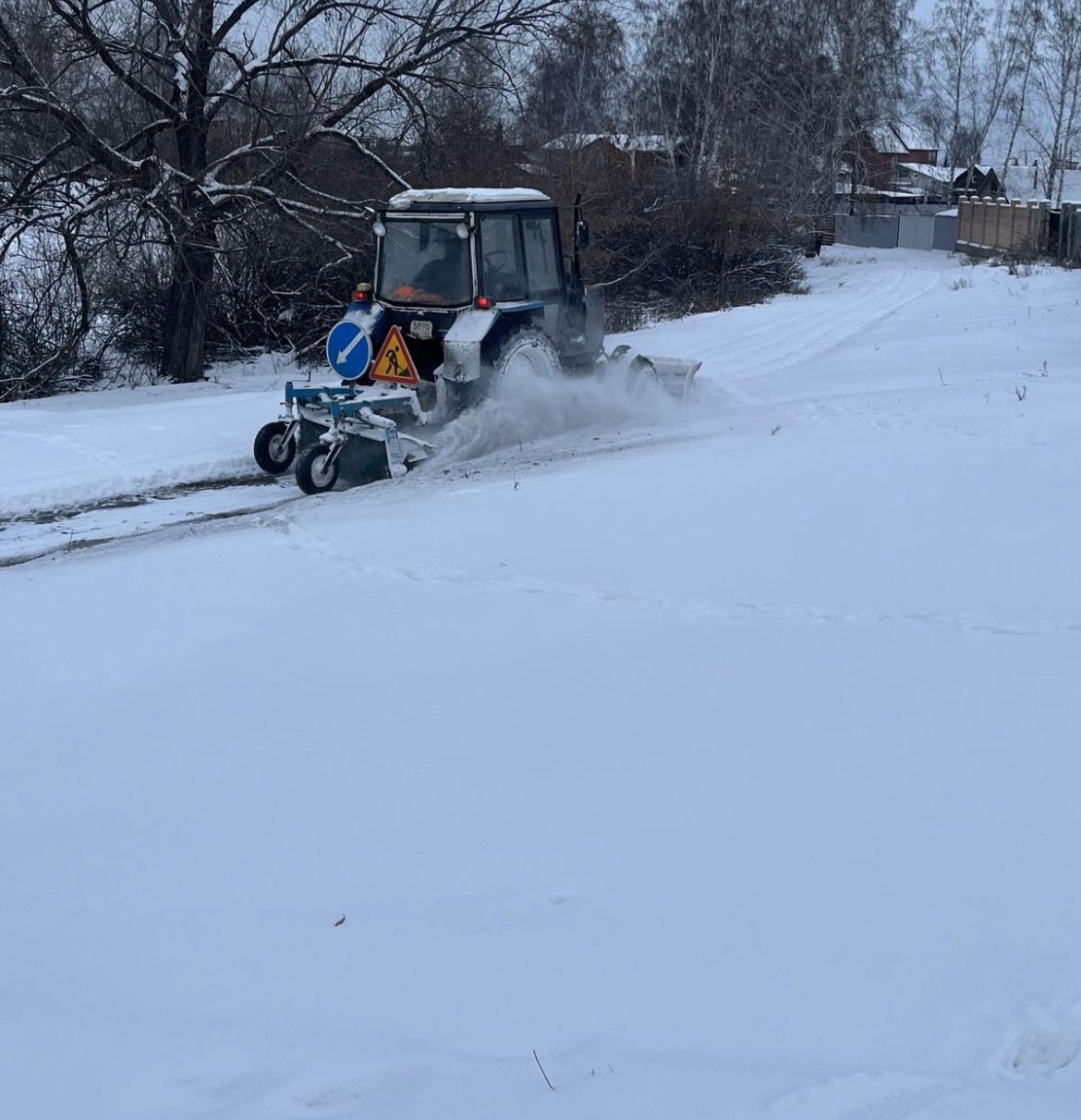 Экскаваторы на стройплощадке: колесный и гусеничный варианты для земельных работ.